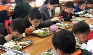高校食堂因饭菜不涨价被罚